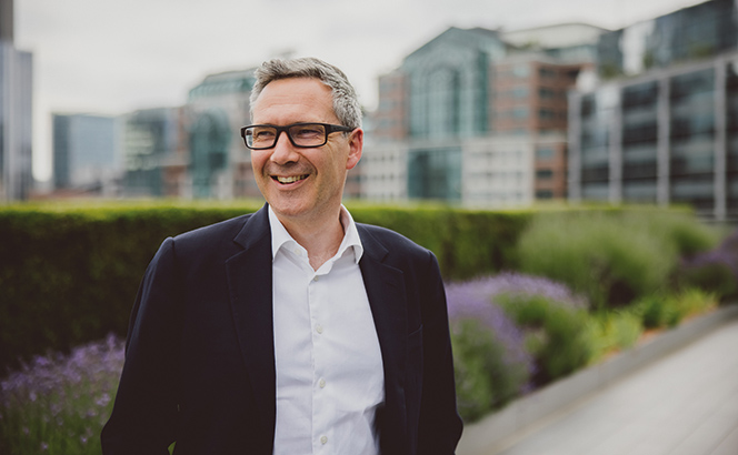 Stick or twist? City firms battle it out in NQ salary brinkmanship after Allen & Overy freezes rates